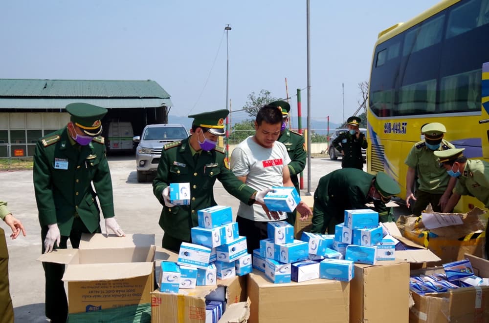 Bắt vụ vận chuyển trái phép gần 30.000 khẩu trang từ Việt Nam sang Lào