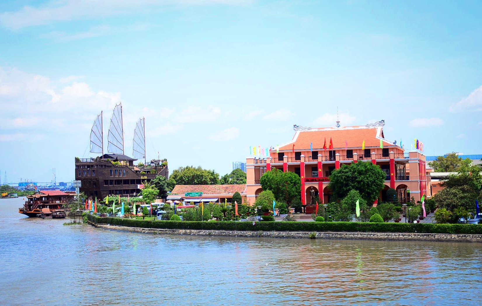 Kết hợp kiến trúc cổ điển, hiện đại trong sự phát triển Thành phố Hồ Chí Minh