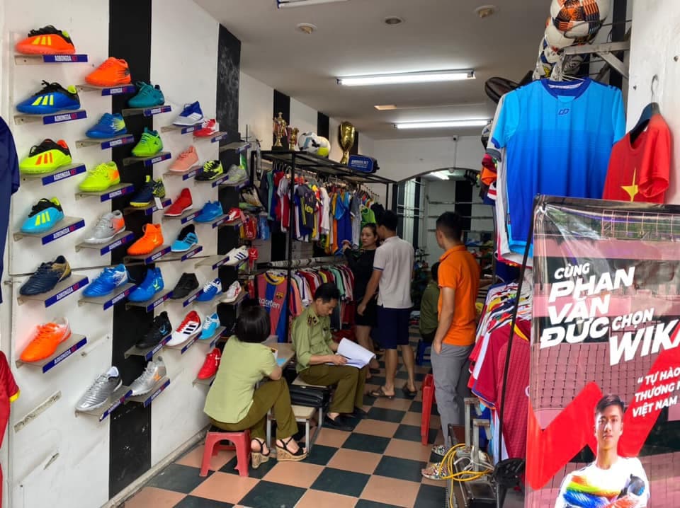 Thu giữ hàng ngàn sản phẩm có dấu hiệu làm giả nhãn hiệu adidas và Manchester Uniter Limiter