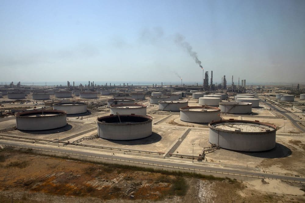 OPEC+ gia hạn thỏa thuận cắt giảm sản lượng dầu mỏ