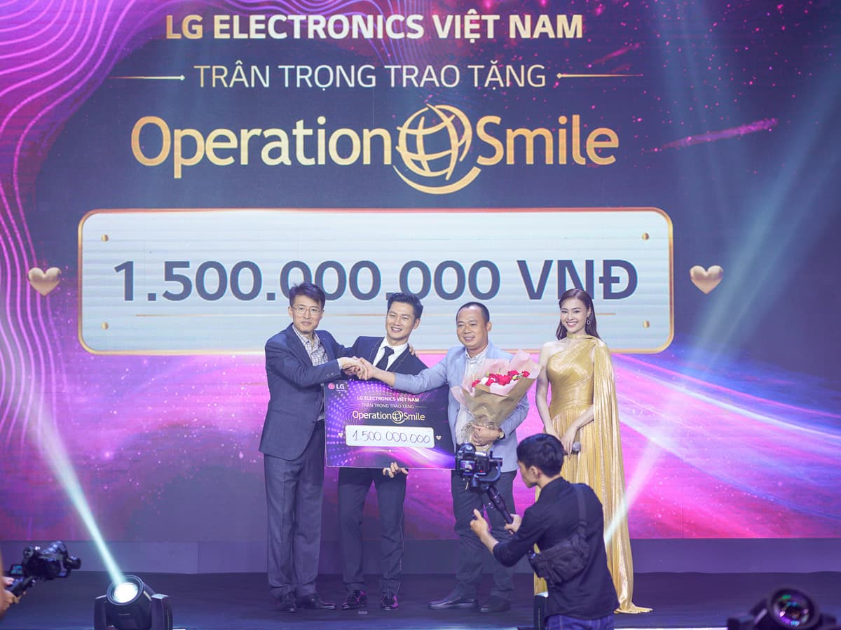 Bán đấu giá TV OLED 8K, dành tặng 1,5 tỷ đồng cho Tổ chức Phẫu thuật nụ cười