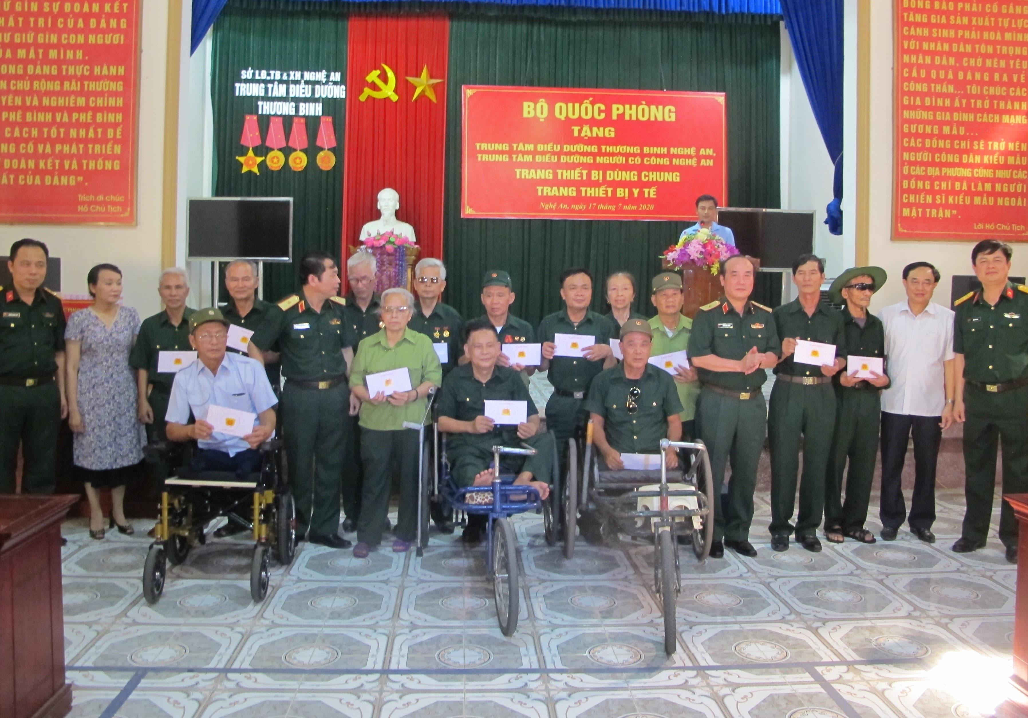 Bộ Quốc phòng trao quà “Đền ơn đáp nghĩa” tại Nghệ An