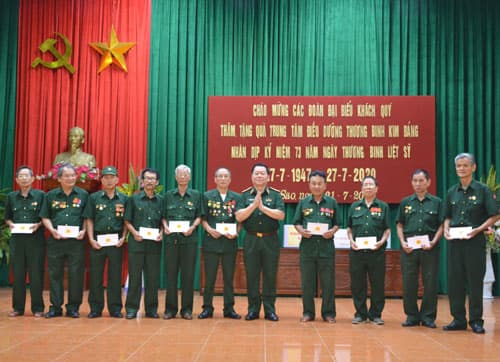 Lãnh đạo Tổng cục Chính trị thăm, tặng quà Trung tâm Điều dưỡng thương binh Kim Bảng