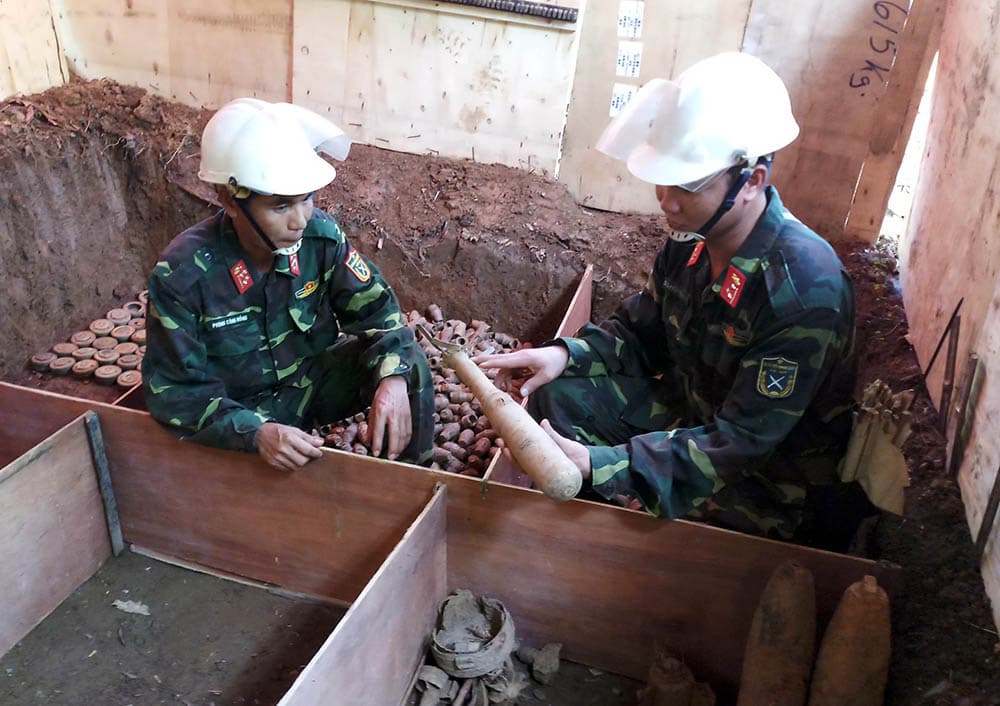 Những chiến sĩ "làm sạch" biên giới