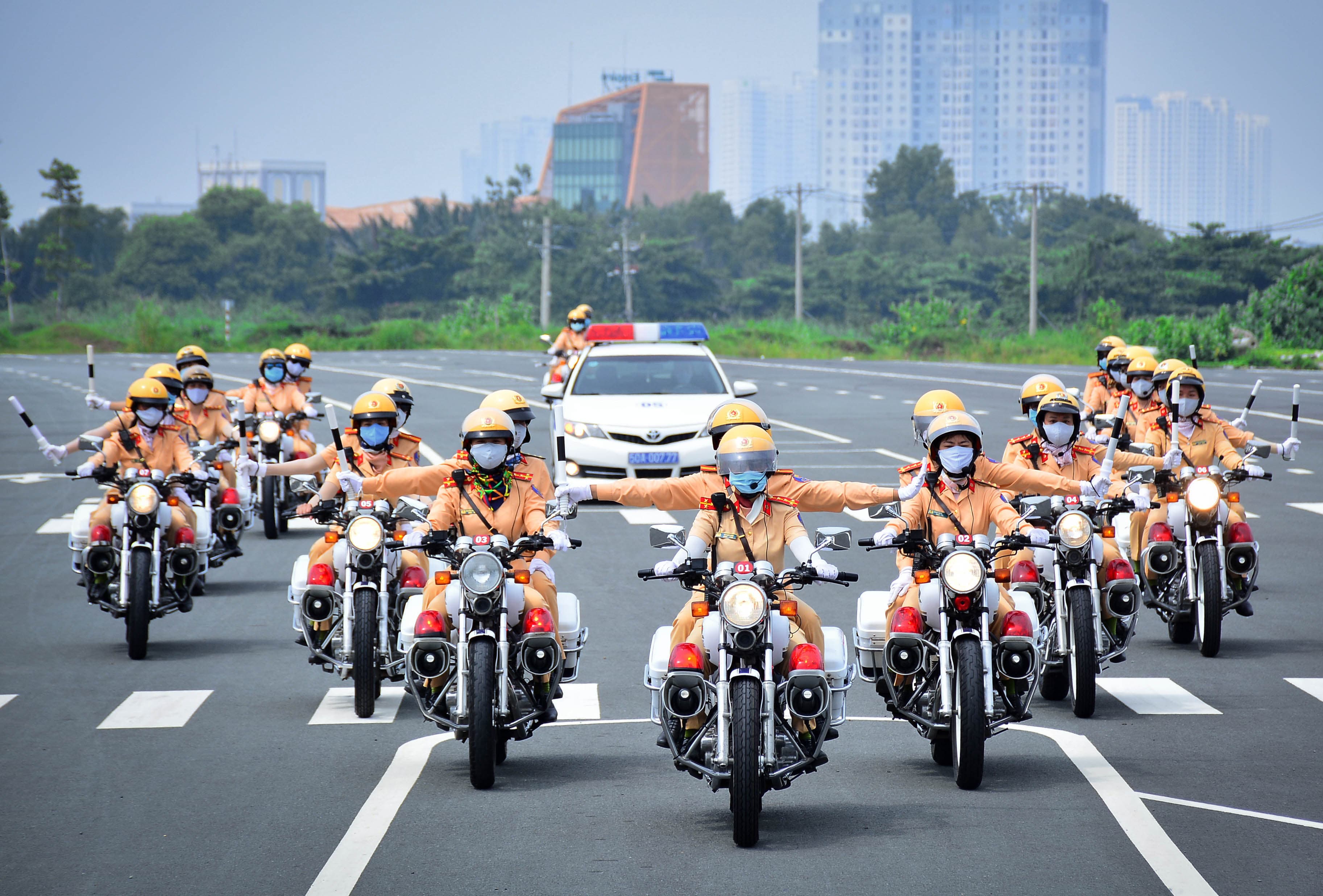 Nữ cảnh sát giao thông luyện tập kỹ năng dẫn đoàn