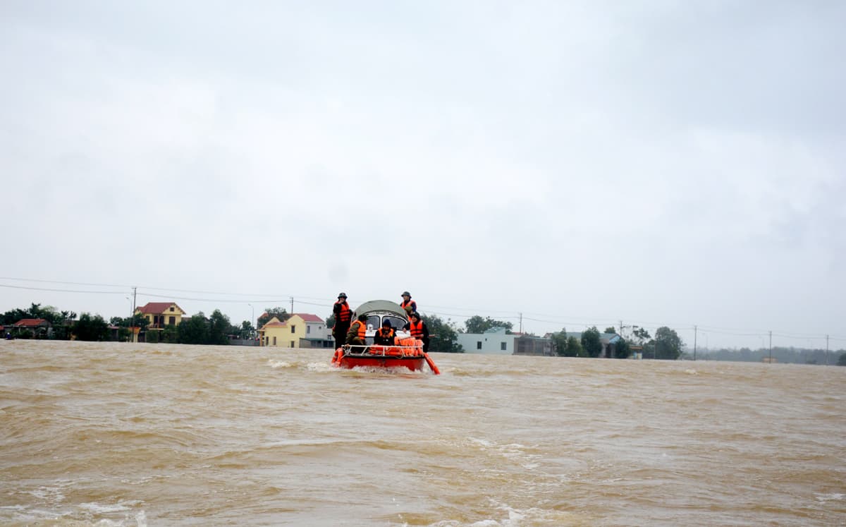 Mênh mông lũ trắng Quảng Bình