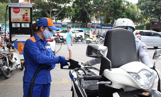 Giá xăng giảm, giá dầu tăng nhẹ