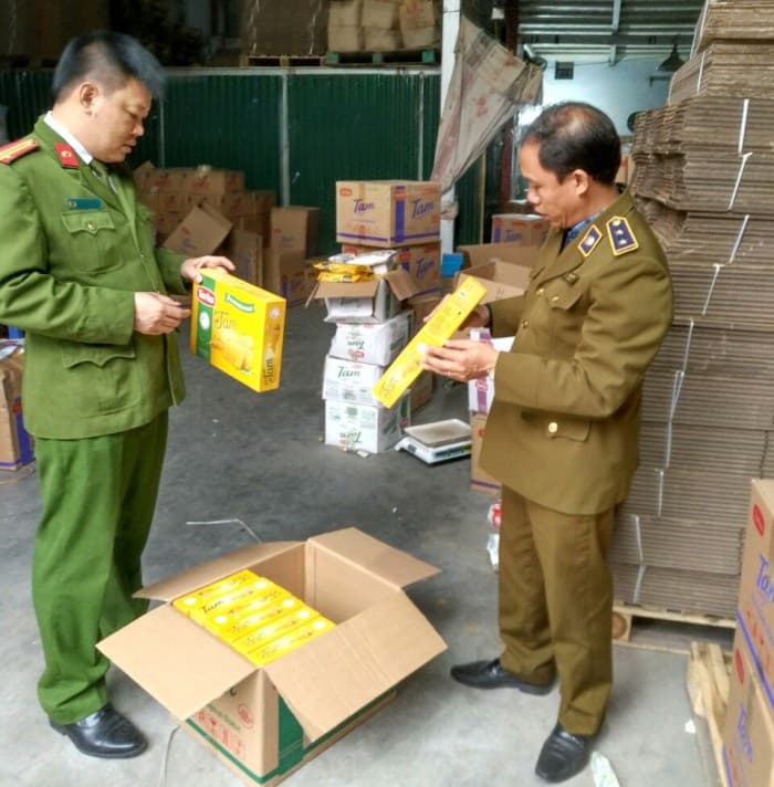 Bắt quả tang cơ sở "phù phép" 3 tấn bánh quy hết hạn thành hàng mới để bán dịp Tết