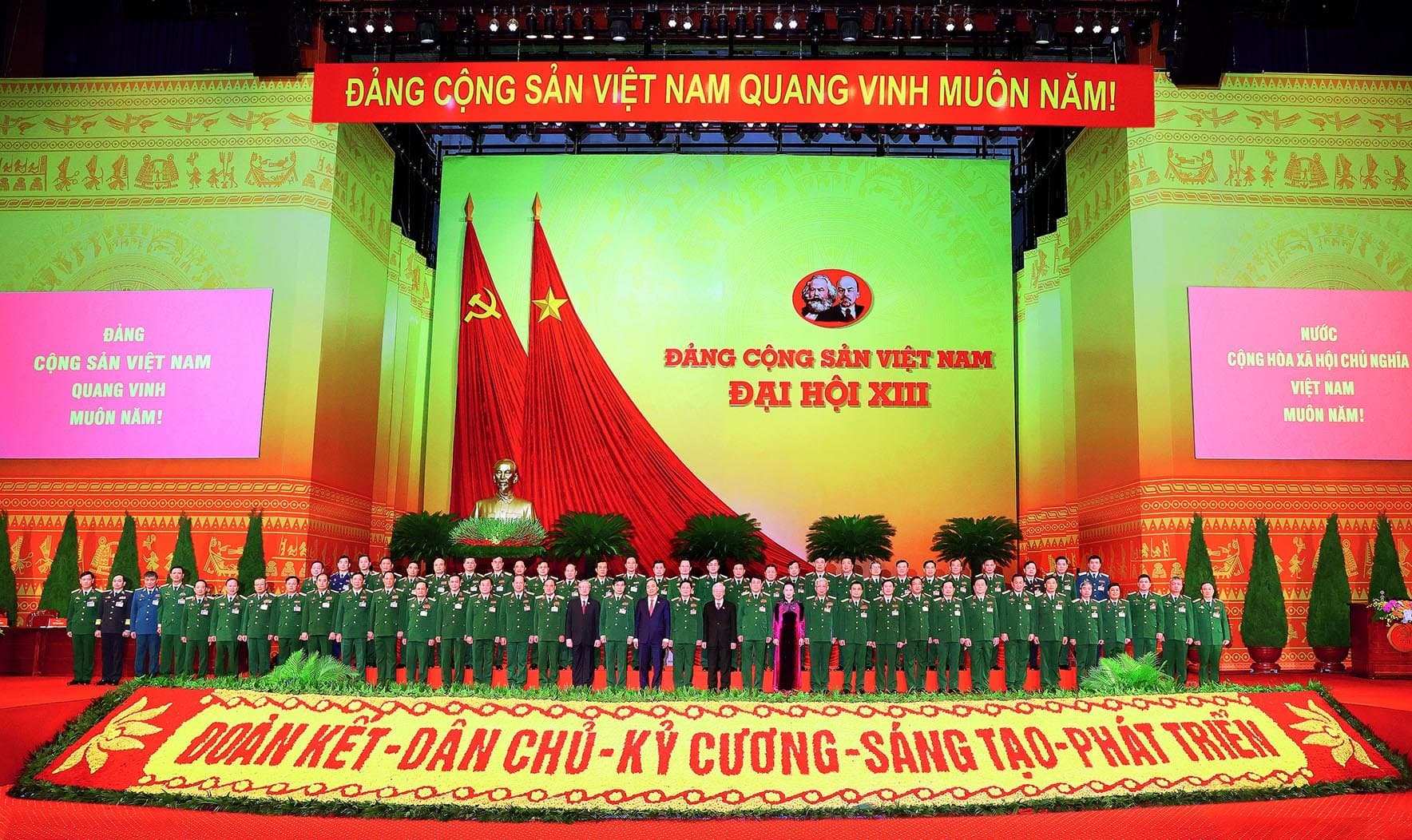 Những hình ảnh về hoạt động của các đại biểu Đảng bộ Quân đội tại Đại hội XIII của Đảng