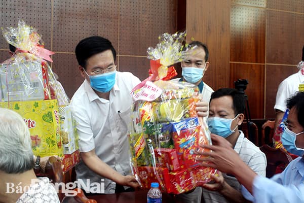 Trưởng ban Tuyên giáo Trung ương Võ Văn Thưởng trao quà Tết tặng gia đình chính sách tại tỉnh Đồng Nai