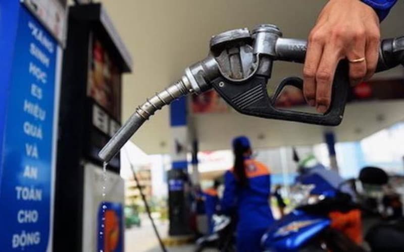 Giá xăng tiếp tục tăng gần 700 đồng/lít