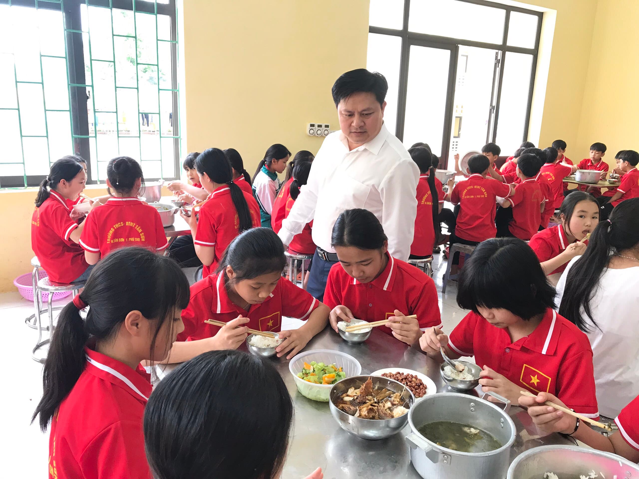 Ở Trường Phổ thông Dân tộc nội trú THCS Tân Sơn