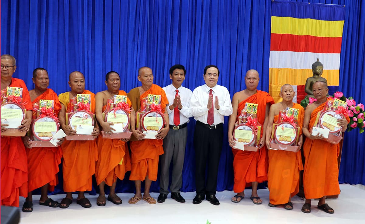 Đồng chí Trần Thanh Mẫn thăm và chúc Tết Chôl Chnăm Thmây tại Sóc Trăng