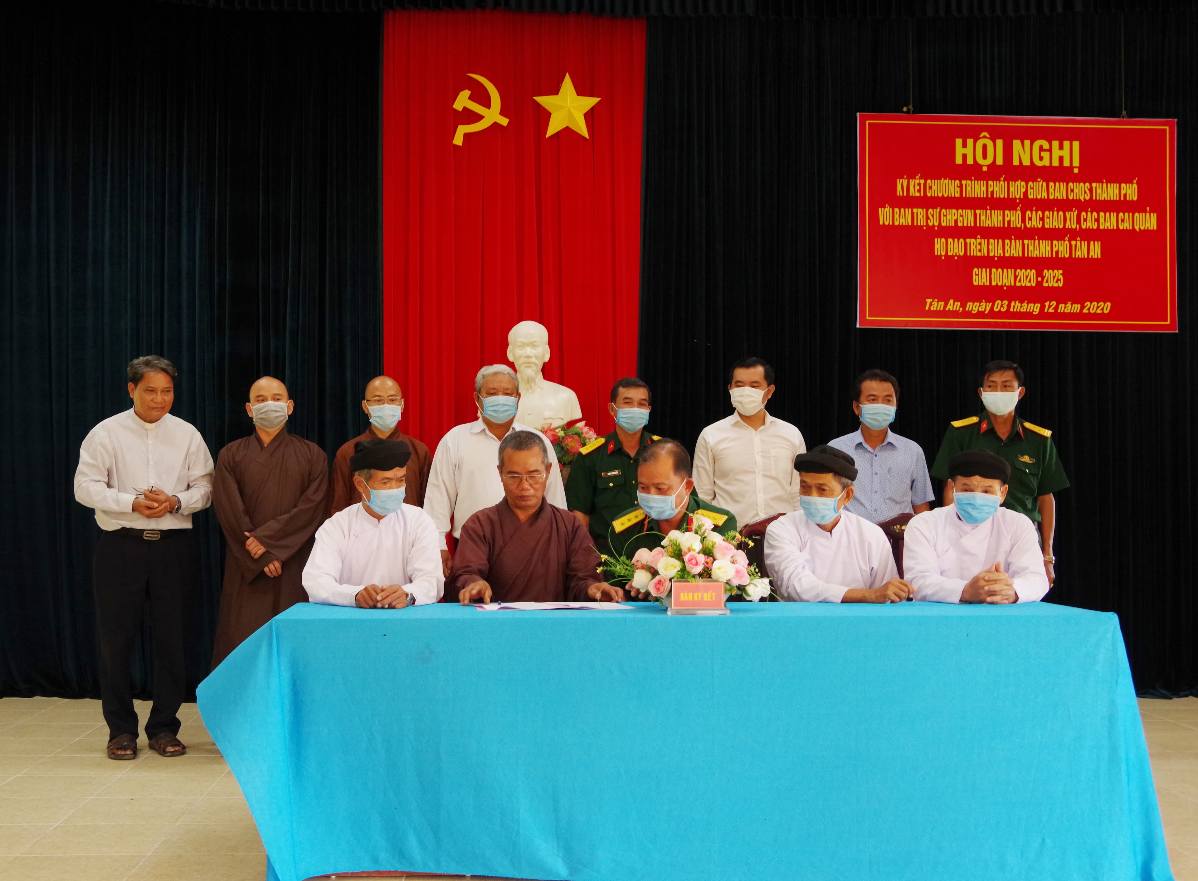 Gắn kết, thân thiện với đồng bào tôn giáo