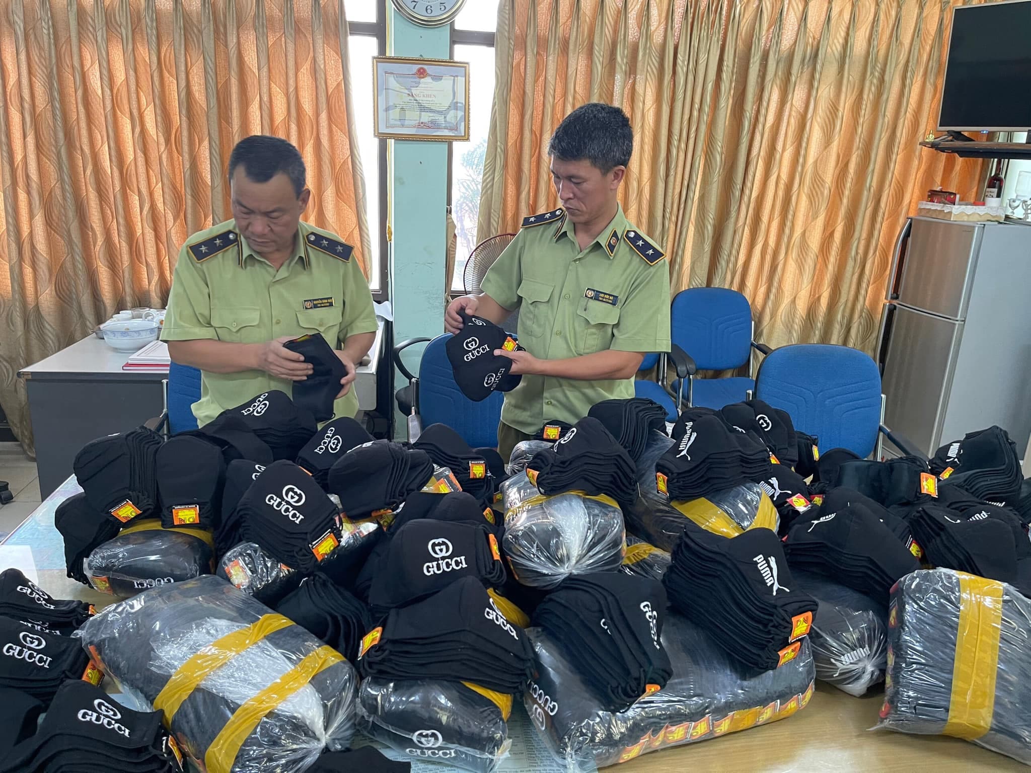 Hà Giang: Tạm giữ gần hàng trăm hộp sữa bột và bỉm trẻ em không có hóa đơn