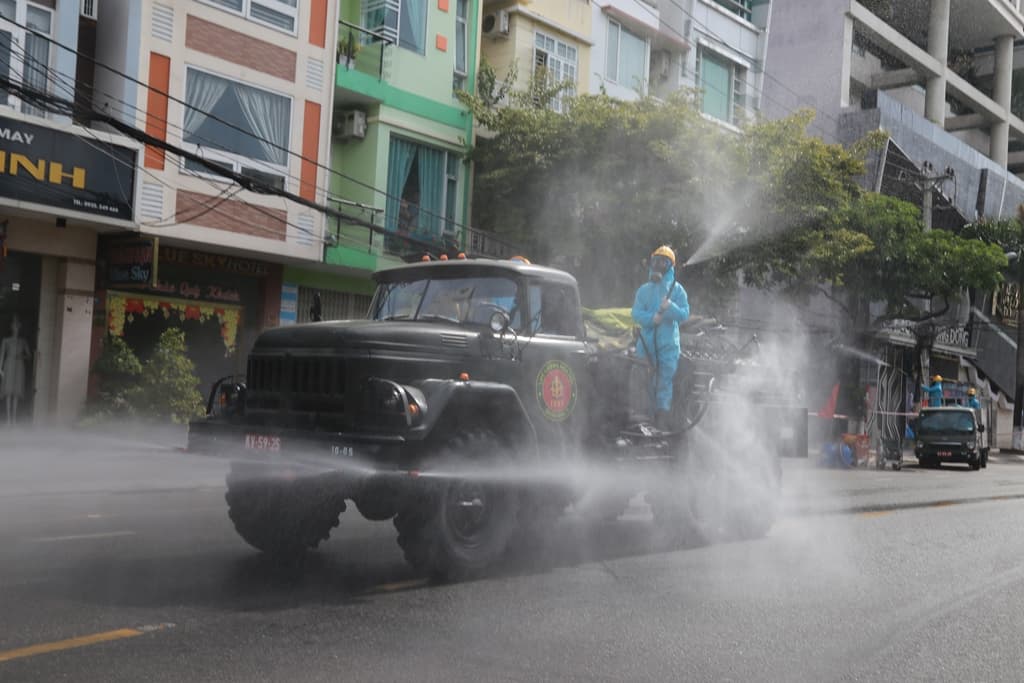 Quân khu 5 điều động lực lượng, phương tiện phun khử khuẩn trên địa bàn thành phố Đà Nẵng