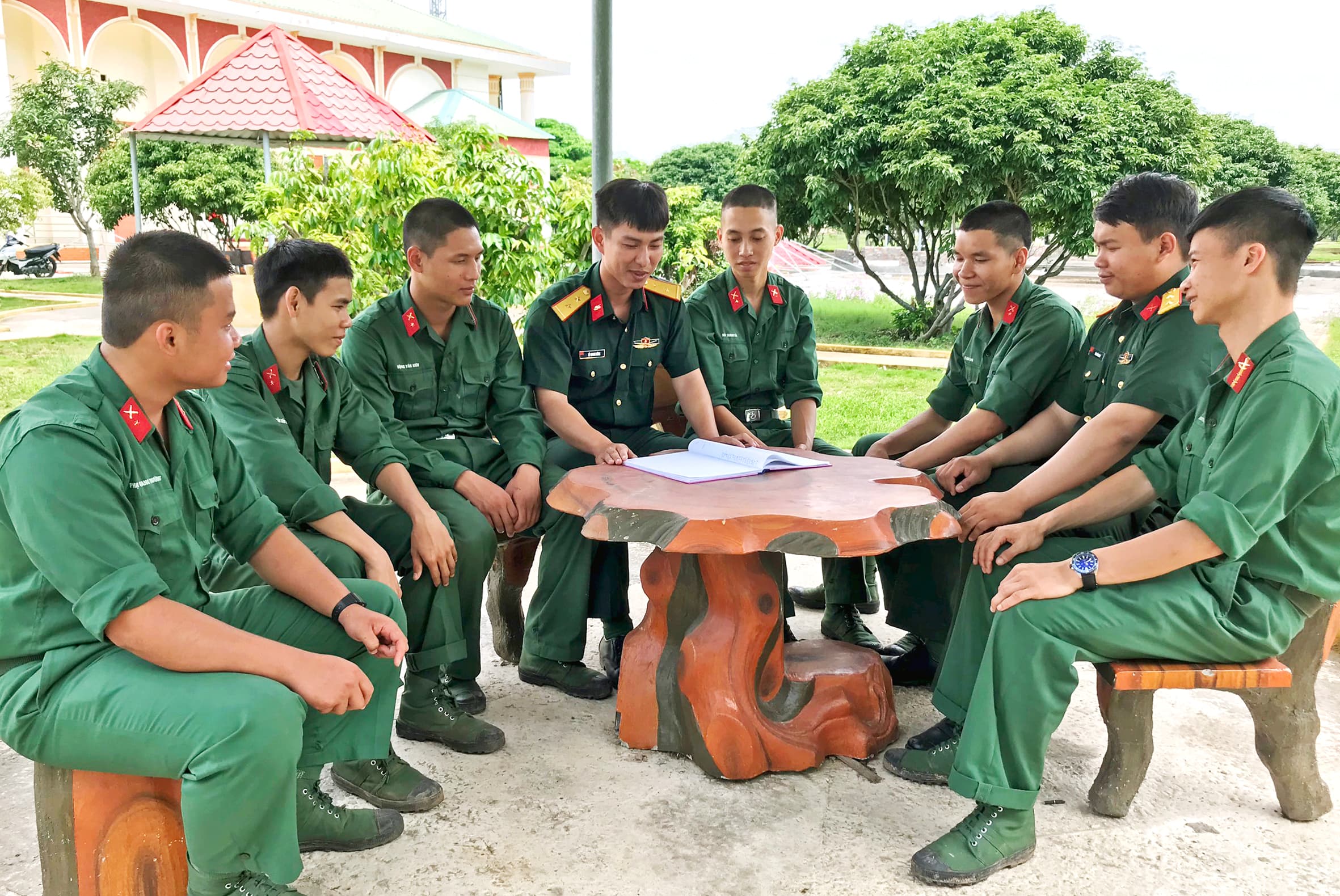 Muốn quản lý tốt phải hiểu bộ đội