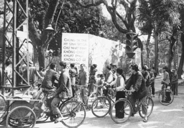 Tiếng loa truyền thanh giữa "một thời đạn bom, một thời hòa bình"
