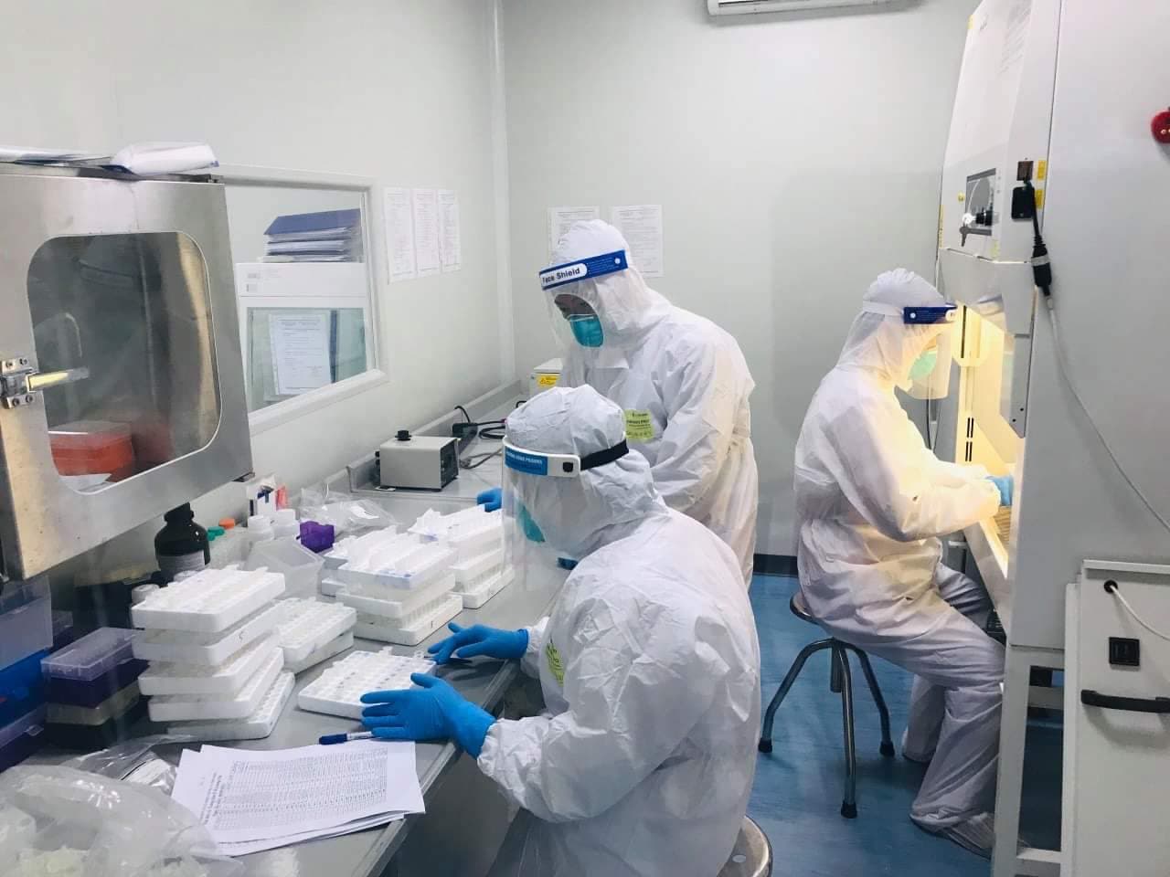 Những chiến sĩ áo trắng “xuyên đêm” vì bệnh nhân Covid-19