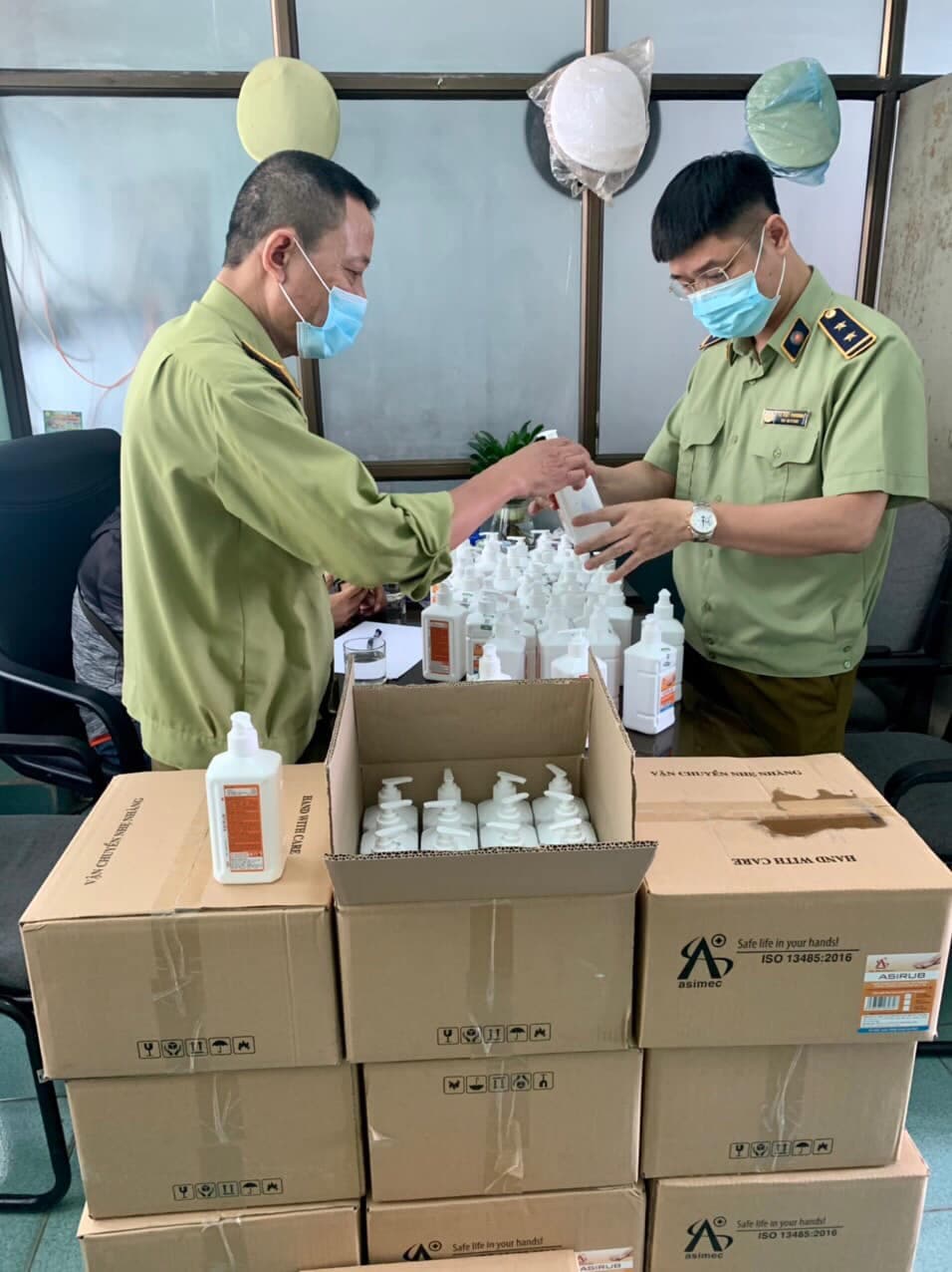 Phát hiện lô hàng nước sát khuẩn tay có dấu hiệu giả mạo