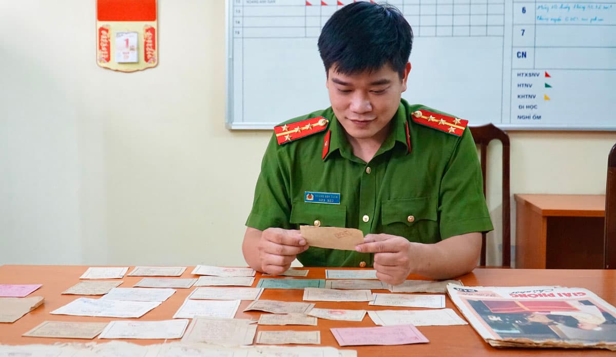 Đại úy công an với đam mê sưu tầm thẻ cử tri