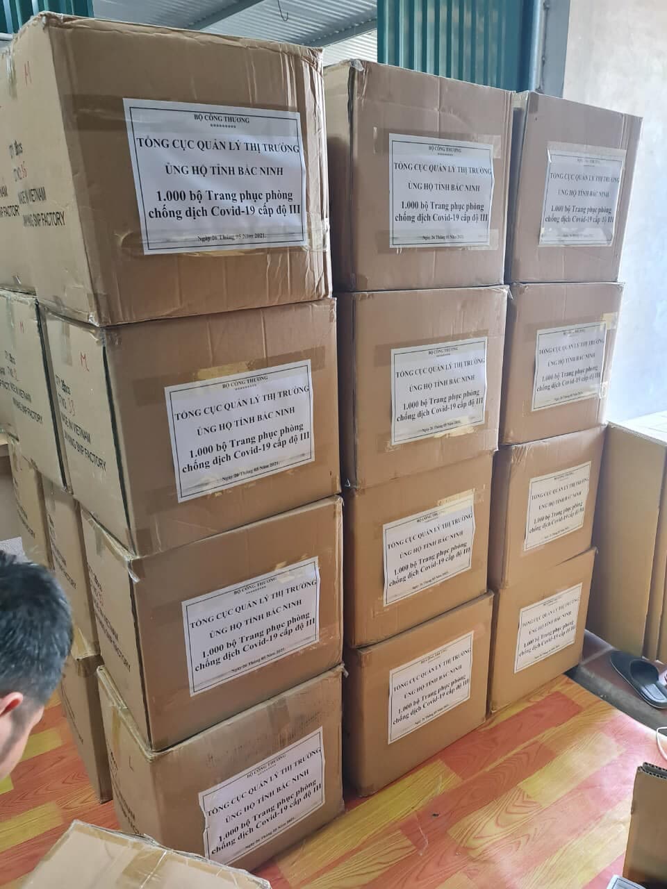 Ủng hộ tỉnh Bắc Ninh 1.000 bộ trang phục phòng, chống dịch