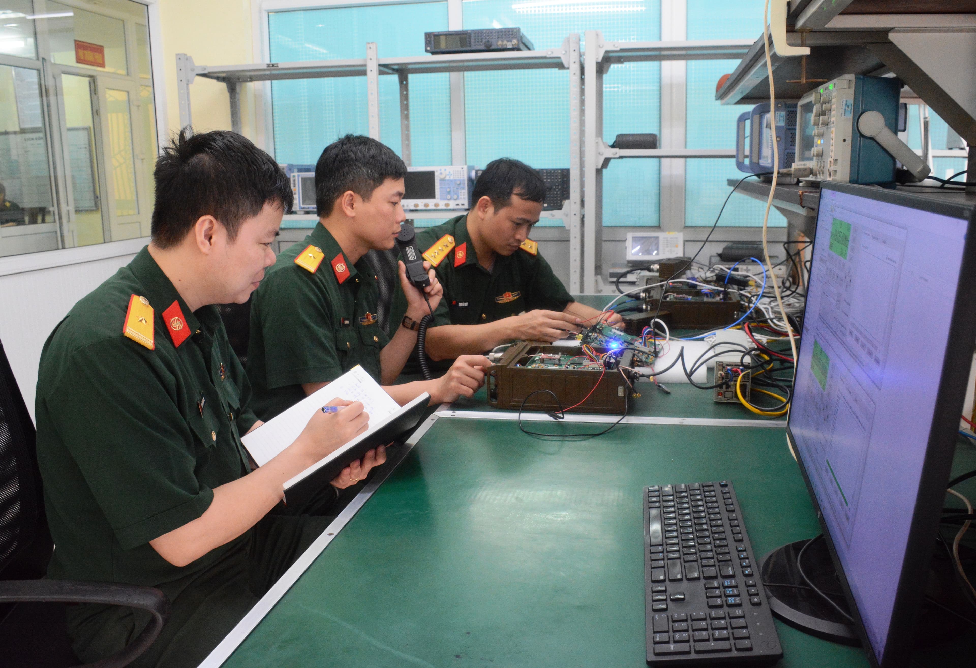 Tự chủ và làm chủ trang bị, khí tài thông tin liên lạc quân sự