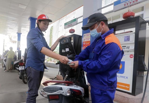 Giá xăng RON95-III tăng hơn 700 đồng