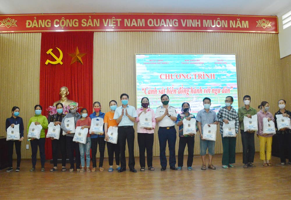 Sát cánh cả trên biển, trên bờ