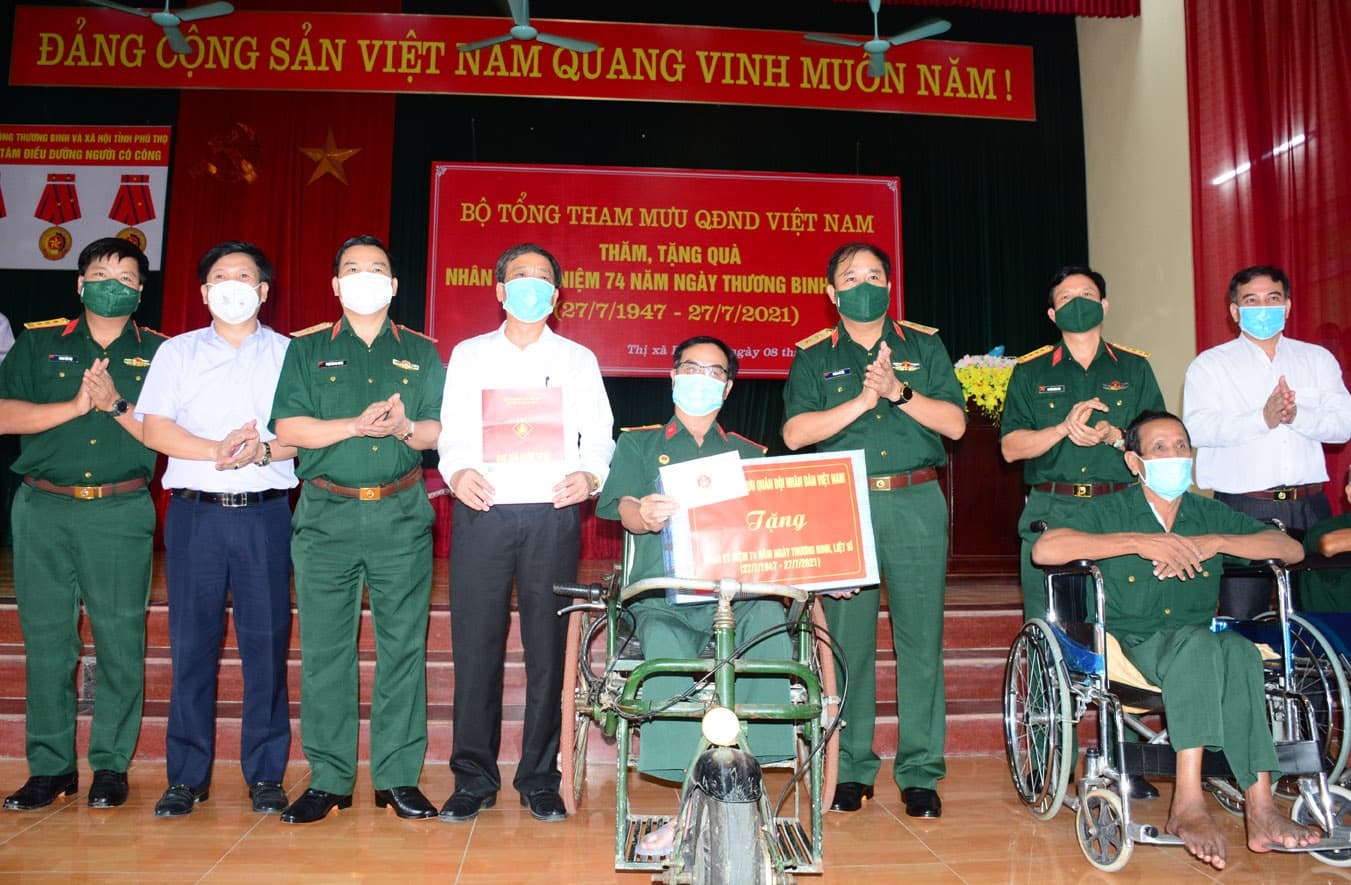 Bộ Tổng Tham mưu thăm, tặng quà Trung tâm Điều dưỡng người có công tỉnh Phú Thọ