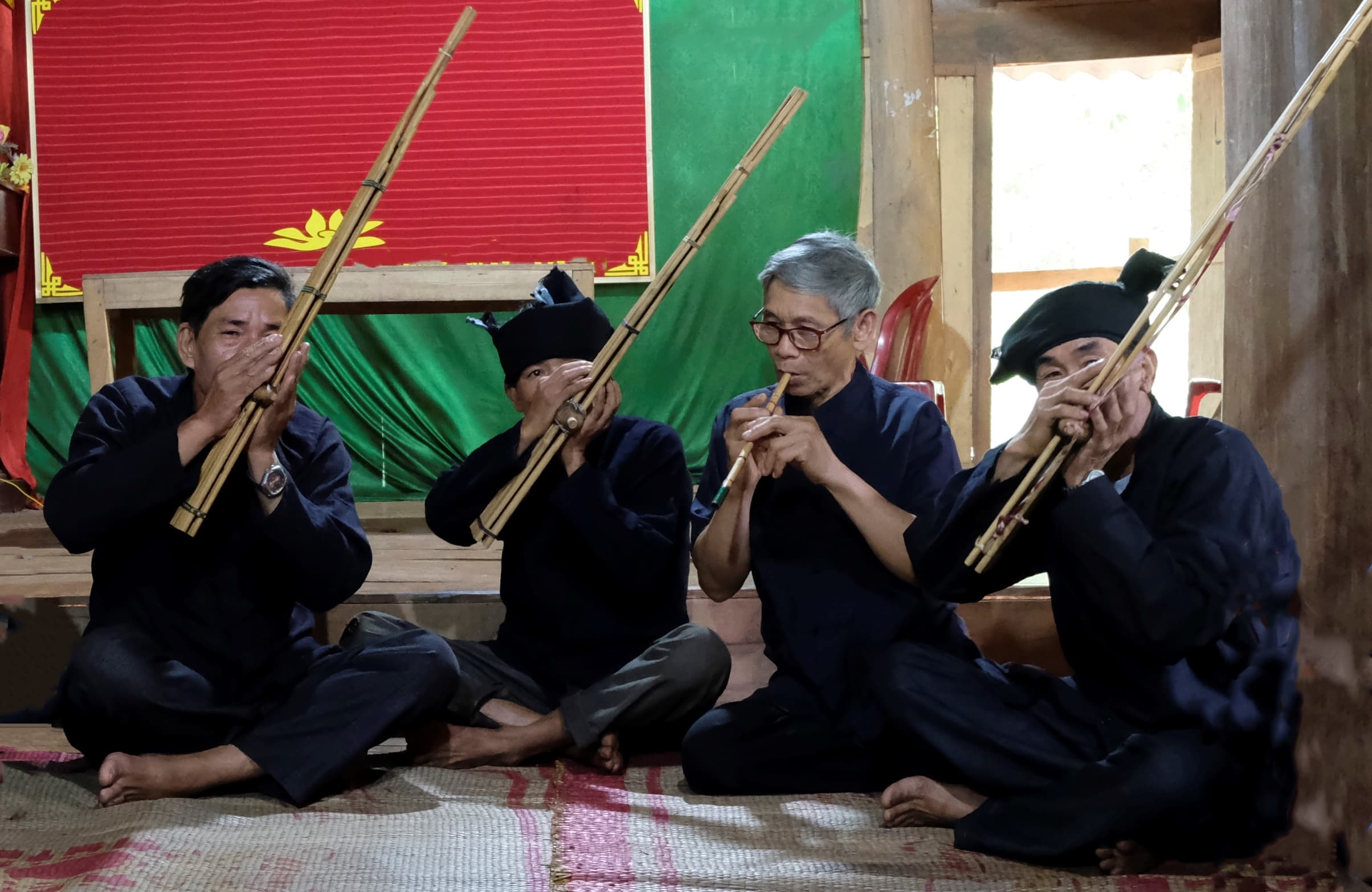 Nghệ nhân gìn giữ làn điệu khèn bè