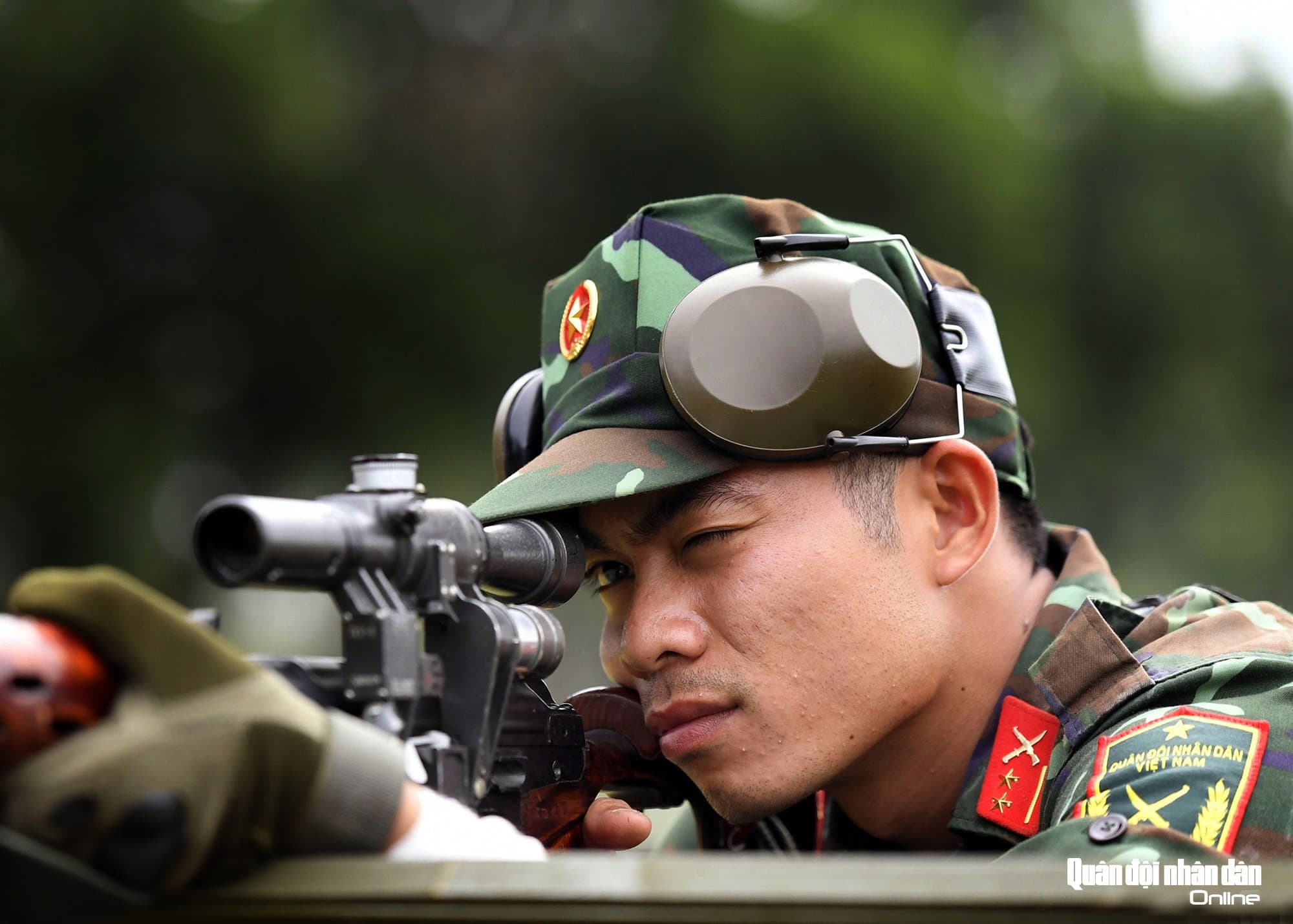 Xạ thủ bắn tỉa ganh đua từng mi-li-mét