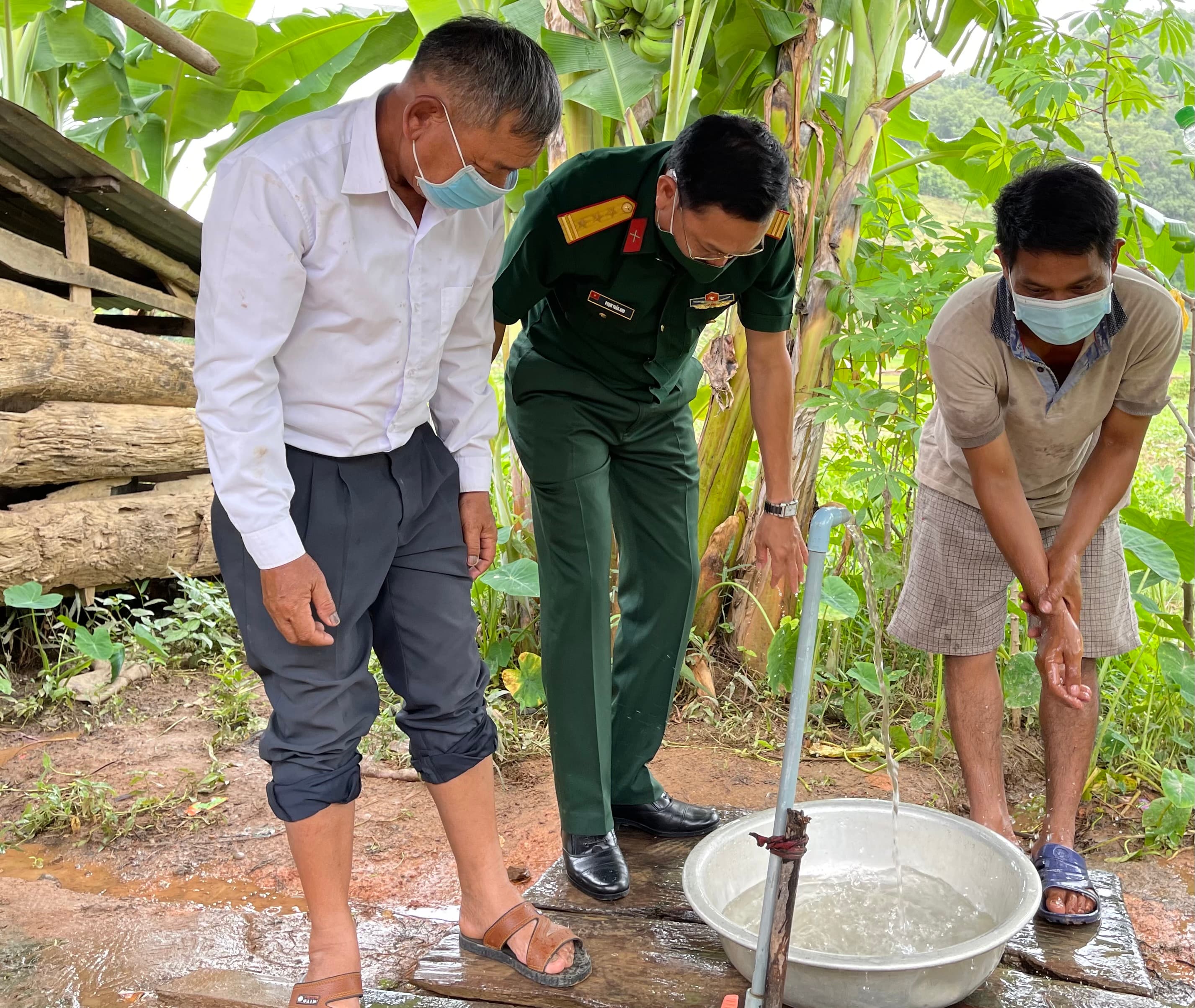 Bộ đội đưa nước về buôn Plúc