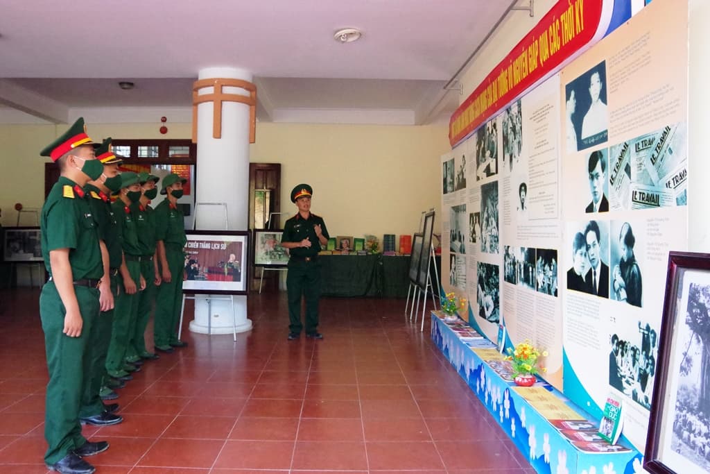 Giáo dục truyền thống qua ảnh, tư liệu về Đại tướng Võ Nguyên Giáp