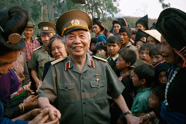 Bài 2: Nhà chính trị vì dân