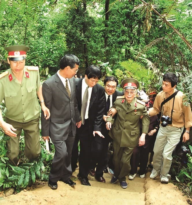 "Cây đa rợp bóng mát tình yêu thương đồng đội"