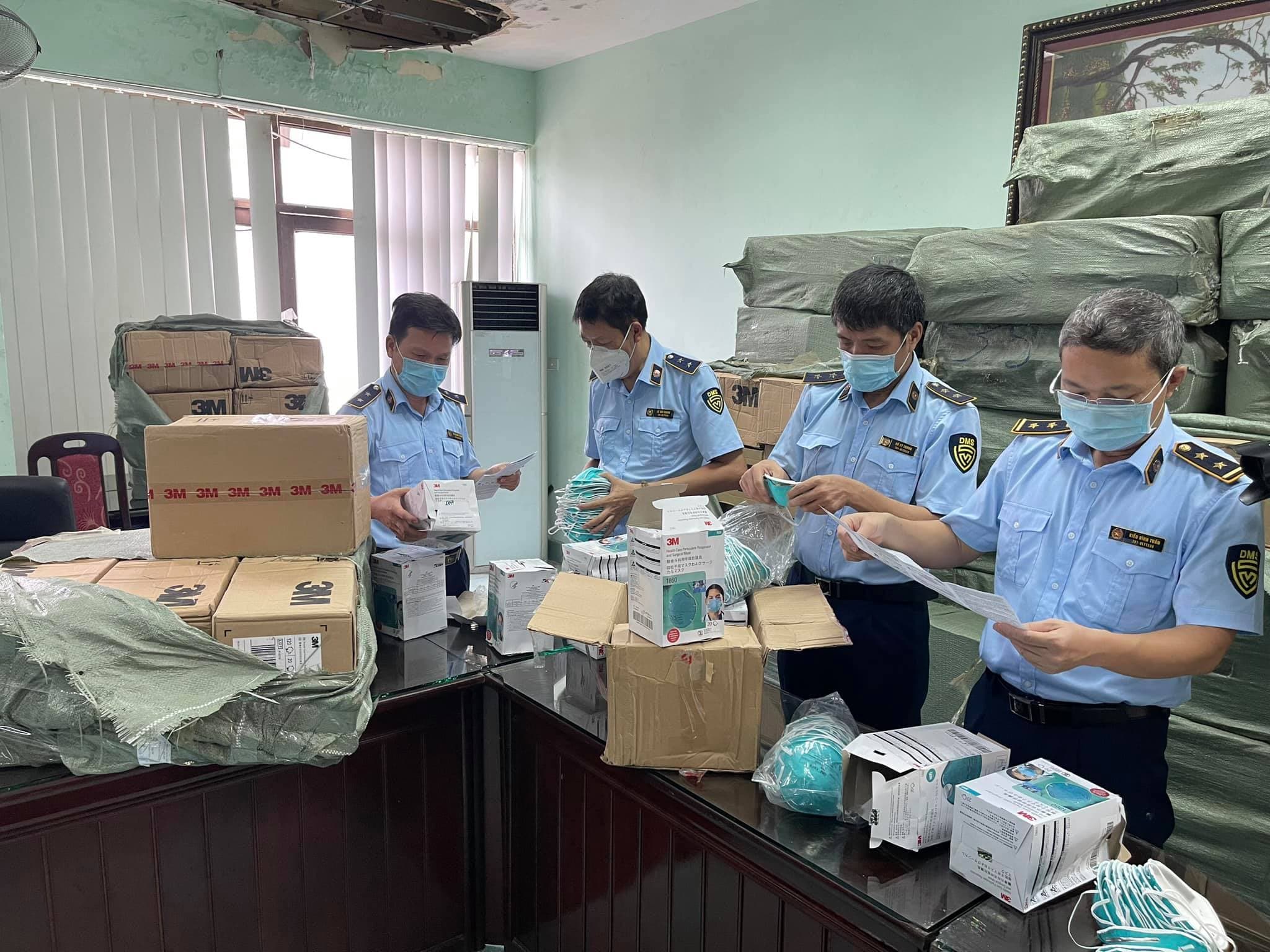 Thu giữ hàng trăm nghìn sản phẩm phòng, chống dịch nghi giả tại Hà Nội