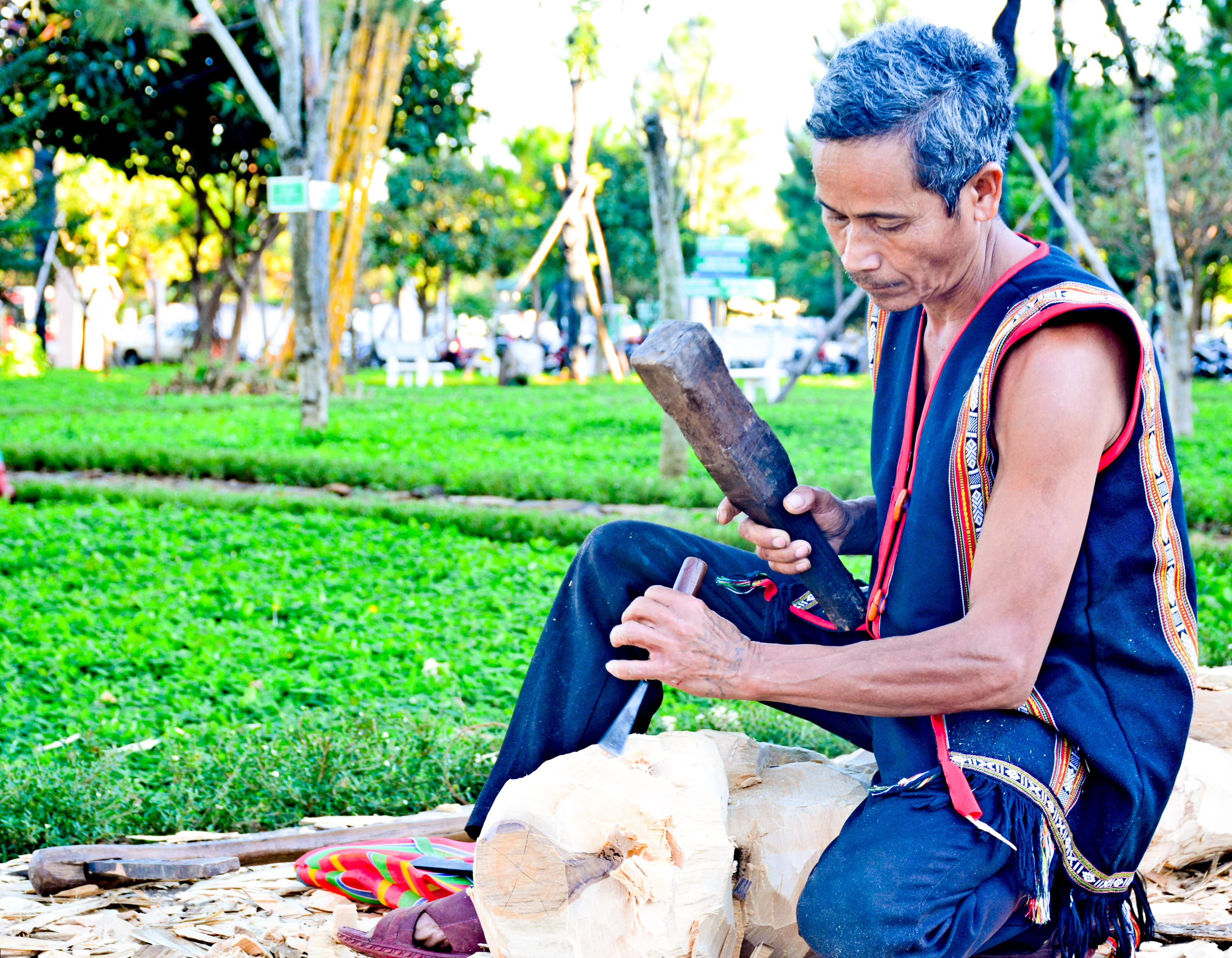 Độc đáo nghệ thuật tạc tượng gỗ dân gian Tây Nguyên
