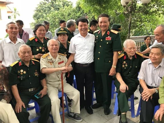 Tình yêu mạnh hơn bom đạn