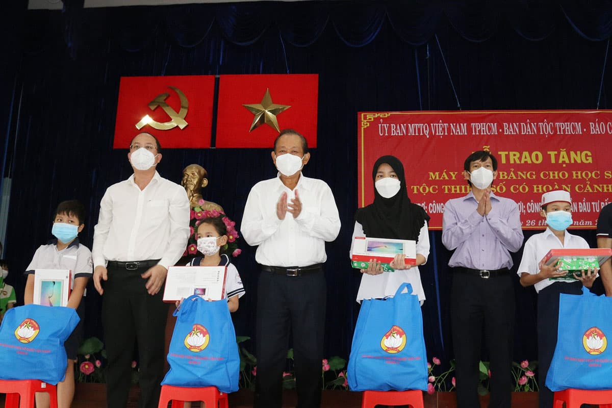 TP Hồ Chí Minh: Trao máy tính bảng tặng học sinh dân tộc có hoàn cảnh khó khăn