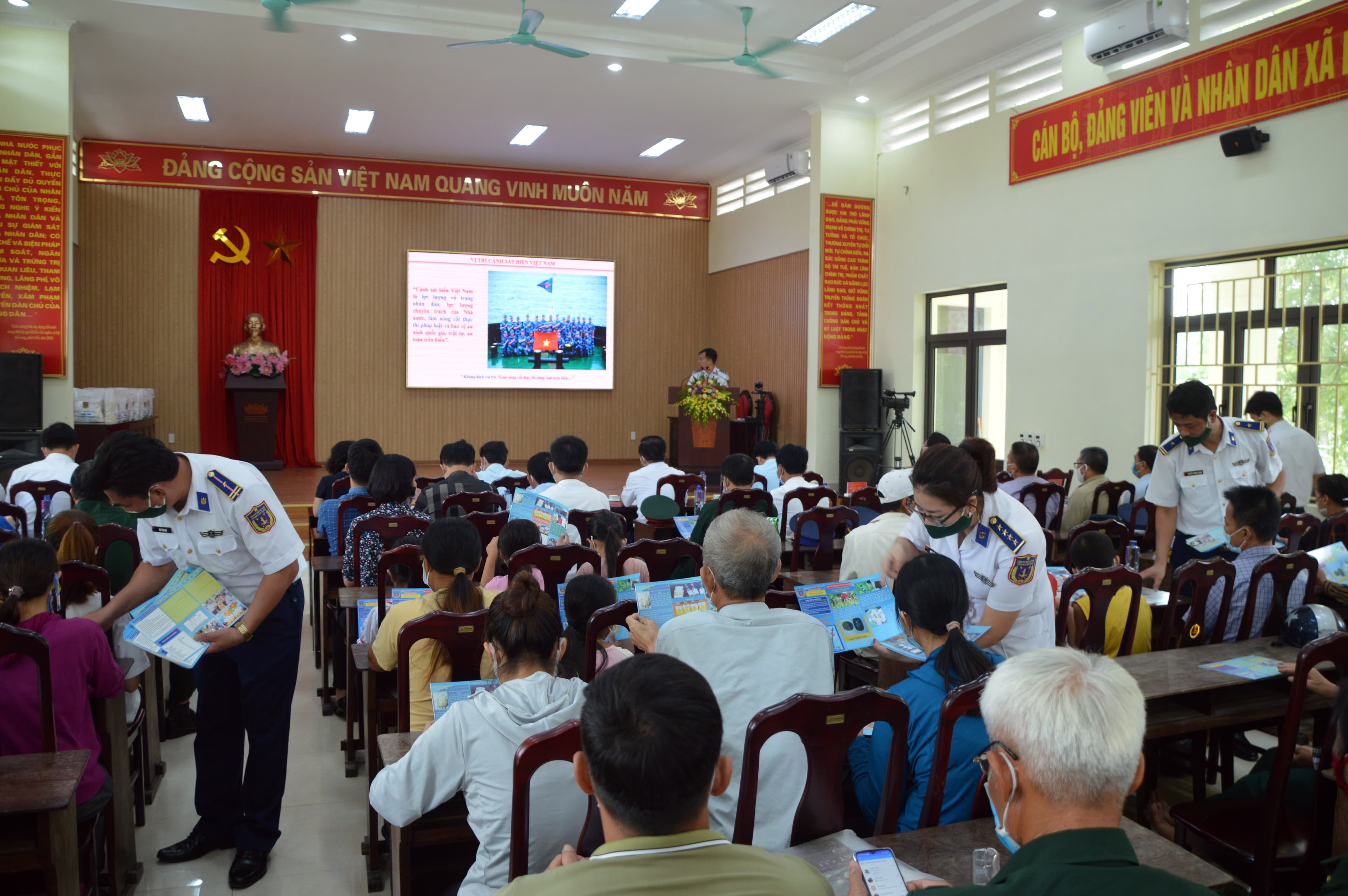 Nâng cao nhận thức pháp luật cho ngư dân