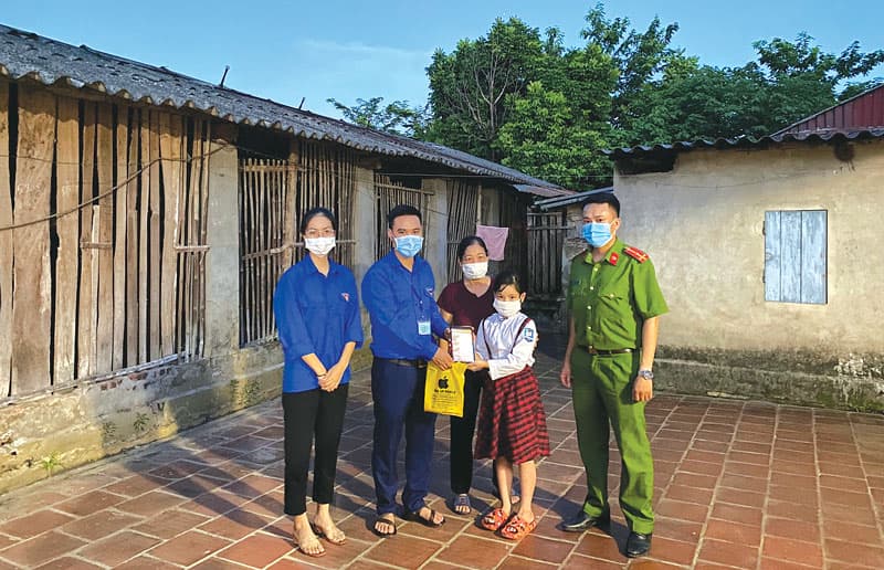 Giúp học sinh nghèo học trực tuyến