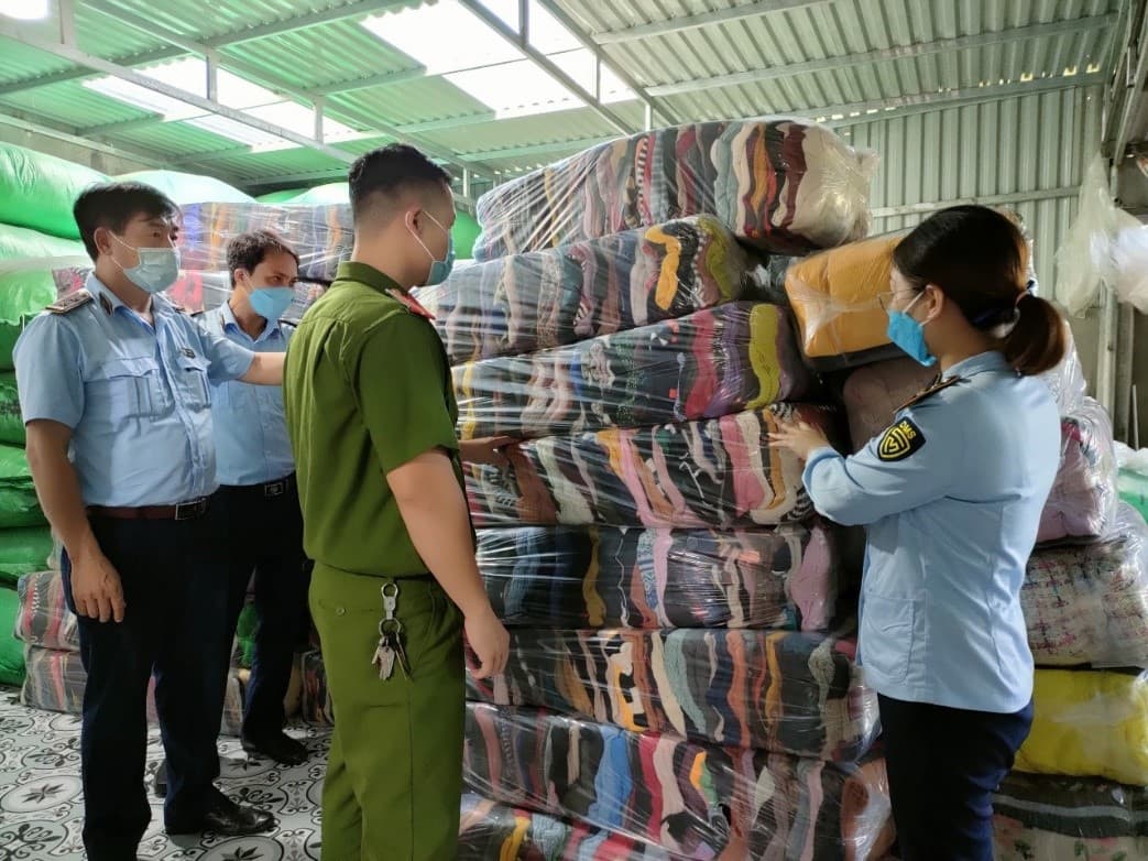 Thái Bình: Phát hiện hàng nghìn kilogram vải các loại và quần áo giả nhãn hiệu
