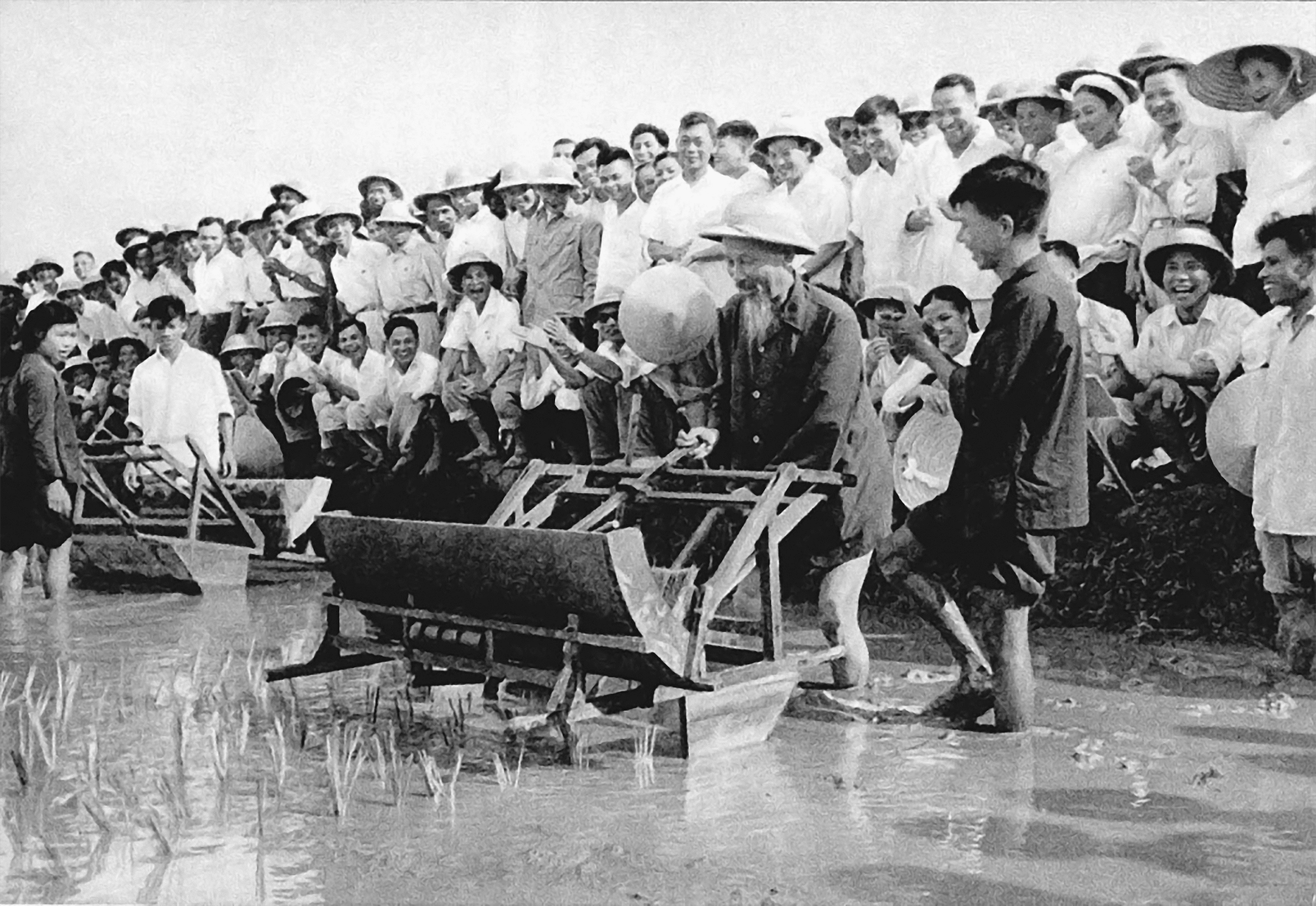 12-10-1945, Bác Hồ nhắc nhở: "Việc gì có hại cho dân phải hết sức tránh"