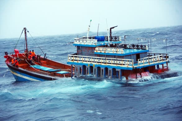 Vượt sóng cứu dân