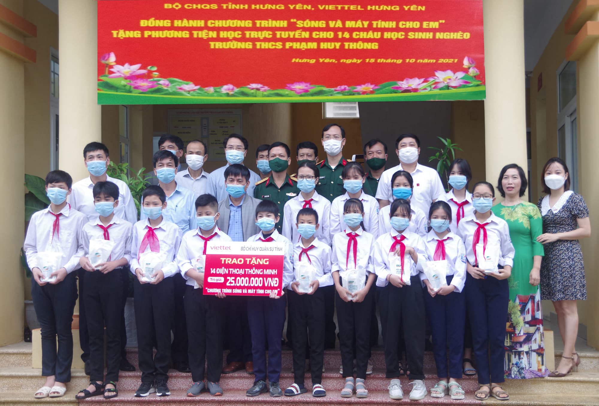 Bộ CHQS tỉnh Hưng Yên hưởng ứng chương trình “Sóng và máy tính cho em”