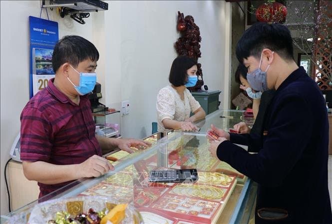 Có nên mua vàng khi giá vàng trong nước tiếp tục giảm?