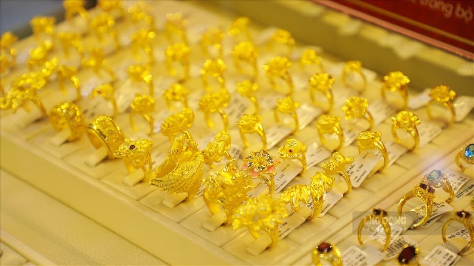 Giá vàng trong nước hôm nay vẫn cao hơn thế giới 9 triệu đồng/lượng