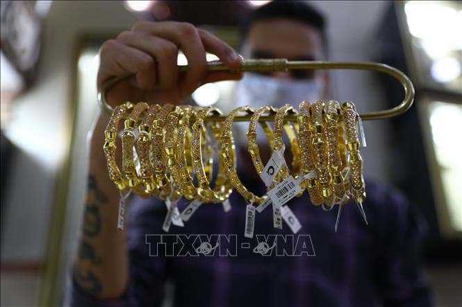 Giá vàng trên thị trường quốc tế tăng mạnh trong bối cảnh USD suy yếu