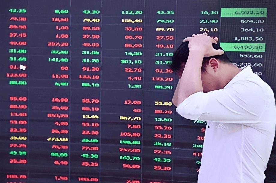 Thị trường phân hóa mạnh, VN-Index giảm điểm vào chiều 9-11